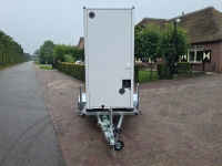 Toiletunit op afvoer en aanhanger